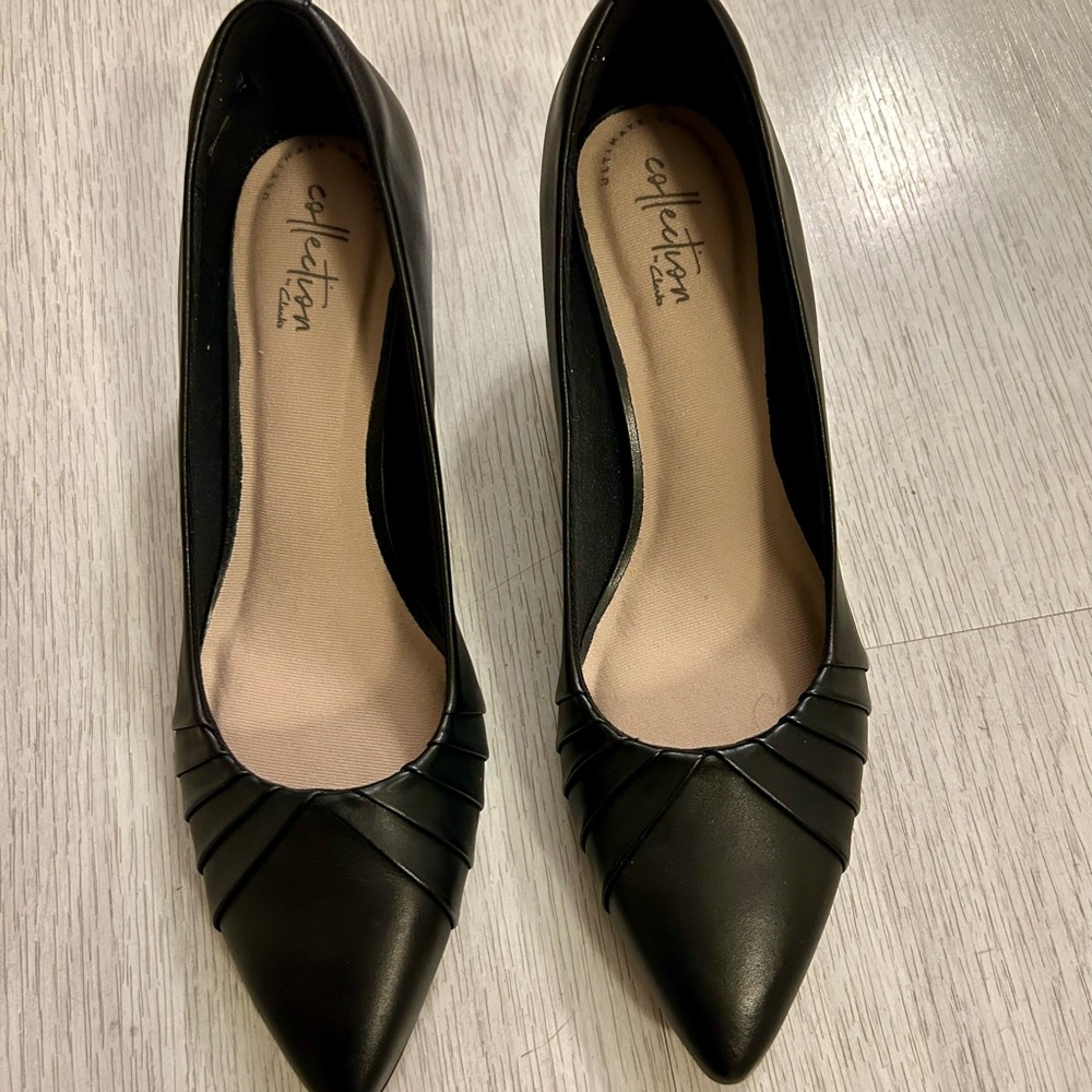 Clarks NWT Linvale crown black leather pumps. Size 9